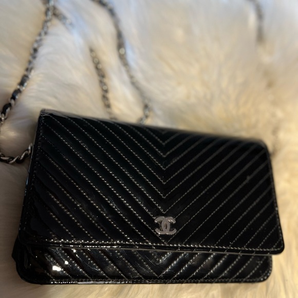Pre-loved Chanel black Quilted Patent Leather Brilliant , clutch bag. - Picture 5 of 11
